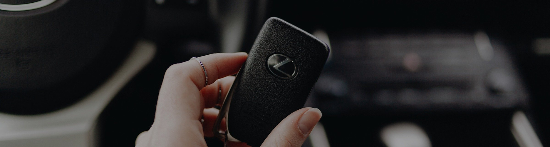 Kluczyk samochodowy trzymany w dłoni we wnętrzu auta