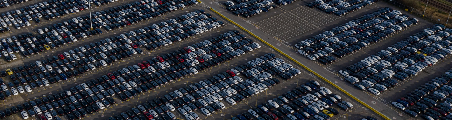 Statek z kontenerami przewożący samochody